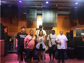 非洲客戶來訪爵士龍音響廠家 并采購線陣音響