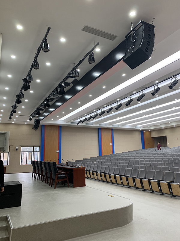 劇場音響系統(tǒng)工程朝陽中學劇場主擴聲系統(tǒng)采用LAB-610線陣列揚聲器打造,在舞臺兩側和舞臺中央作為主擴聲,MH系列功放,8進8出DMD188數(shù)字處理器,CF-12全頻音箱搭配在舞臺兩側作為拉像補聲以及使用WS215超低音做為低音補償,除此之外還有CU12作為舞臺返聽。VS210數(shù)字手拉手會議系統(tǒng)及雅馬哈數(shù)字調音臺等產品。