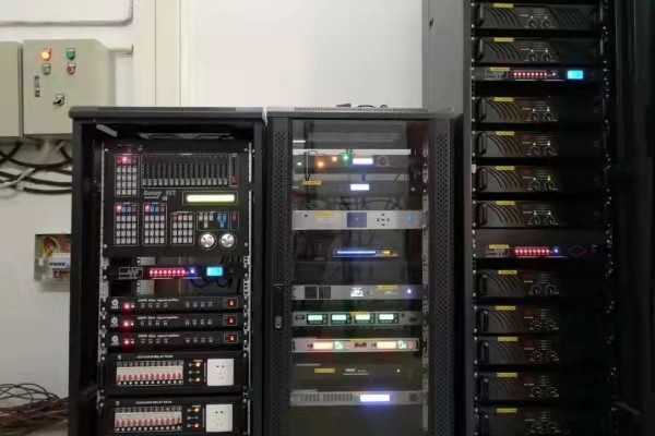 線陣音箱系統中的反饋抑制器如何快速調試