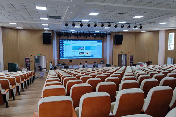 河源市福星中學多功能廳采用爵士龍雙12寸線陣音箱系統