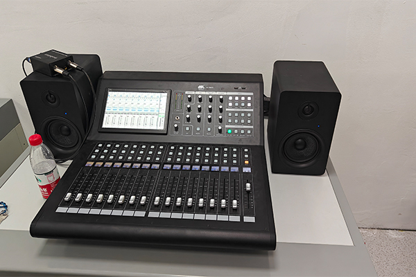 克州阿圖什市新城高級(jí)中學(xué)報(bào)告廳選用爵士龍專業(yè)音響