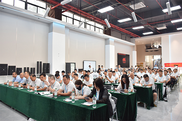 慧聰網(wǎng)百人代表團(tuán)蒞臨爵士龍音響參觀交流,共探聲學(xué)科技未來